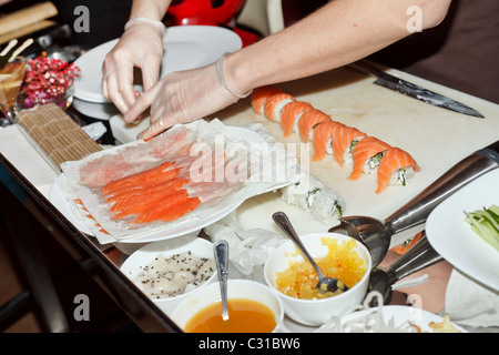 Koch bereitet Sushi in der Küche Stockfoto