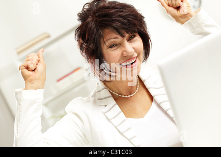 Porträt der erstaunt mittleren Alters weiblichen Blick auf Laptop-display Stockfoto