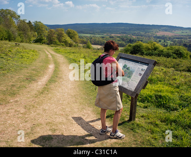 Frau, die bei der Infotafel Blatchford Downs. Stockfoto