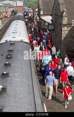 Fluggästen einen Dampf Zug an der Severn Valley Railway in Bridgenorth Stockfoto