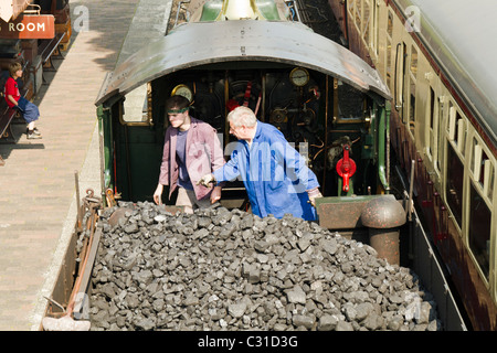 Lokführer und Heizer im Führerstand einer Dampflokomotive Stockfoto