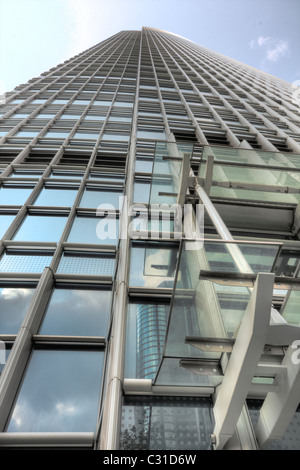 angehende Blick auf neue moderne Gebäude Wolkenkratzer des Business Centers Stockfoto