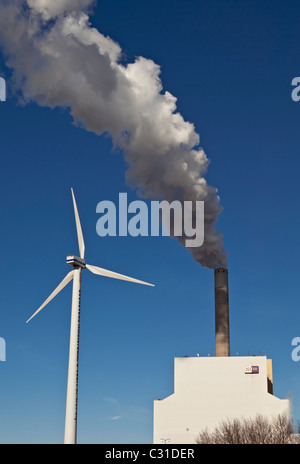 Windturbine neben Kohle-Kraftwerk Stockfoto