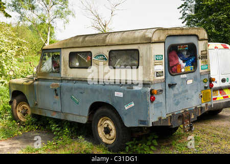 Einen alten Landrover geparkt in einem Feld im Vereinigten Königreich Stockfoto