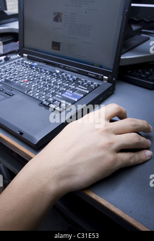 Nahaufnahme von Frauenhand mit Tastatur und Maus Stockfoto