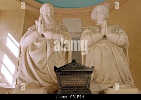 DER WEIßE MARMOR GRAB DES DUC DE SULLY UND SEINE FRAU RACHEL DE COCHEFILET NOGENT-LE-ROTROU, EURE-ET-LOIR (28), FRANKREICH Stockfoto