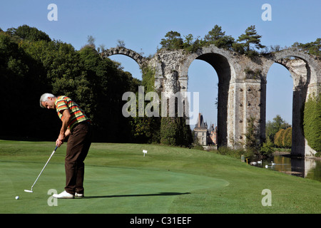 GOLFER VOR DER AQUÄDUKT VON MAINTENON, EURE-ET-LOIR (28), FRANKREICH Stockfoto