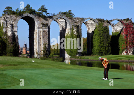 GOLFER VOR DER AQUÄDUKT VON MAINTENON, EURE-ET-LOIR (28), FRANKREICH Stockfoto