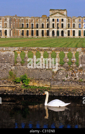 TEICH VOR DER RUINE DES CHATEAU DE LA FERTE-VIDAME, EURE-ET-LOIR, FRANKREICH Stockfoto