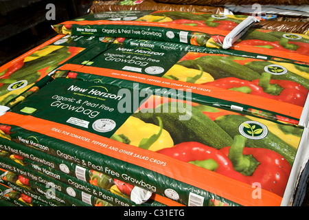 Taschen Haufen Innenaussaaten organische freie torfokompostom Stockfoto