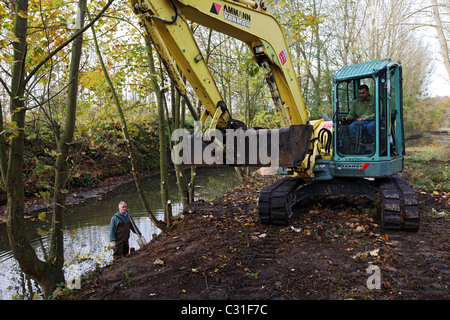 WARTUNGSARBEITEN AM UFER DES FLUSS RISLE, RUGLES, EURE (27), HAUTE-NORMANDIE, FRANKREICH, EUROPA Stockfoto