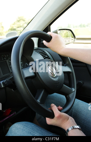 Eine Dame Hände Volkswagen Auto fahren Stockfoto