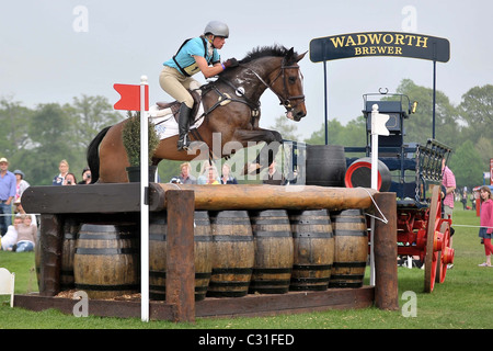 Izzy Taylor Reiten BRIARLANDS MATILDA am Zaun 21. Mitsubishi Badminton Horse Trials Stockfoto