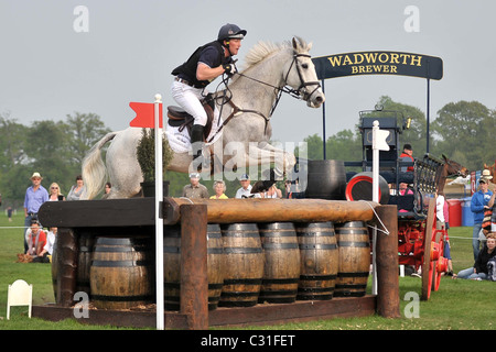 Oliver Townend Reiten ASHDALE CRUISE MASTER am Zaun 21. Mitsubishi Badminton Horse Trials Stockfoto