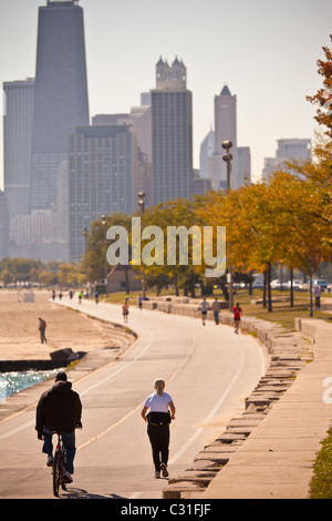 Radfahrer und Jogger entlang Lake Michigan in der Innenstadt von Chicago, IL. Stockfoto