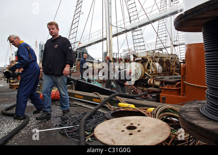 WAL ANGELN, DIE BESATZUNG EINES KRISTJAN LOFTSSON WALFÄNGER READY CAST OFF AUS DEM HAFEN VON REYKJAVIK, ISLAND, EUROPA Stockfoto