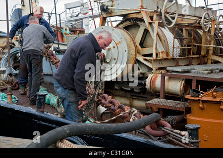 WAL ANGELN, DIE BESATZUNG EINES KRISTJAN LOFTSSON WALFÄNGER READY CAST OFF AUS DEM HAFEN VON REYKJAVIK, ISLAND, EUROPA Stockfoto