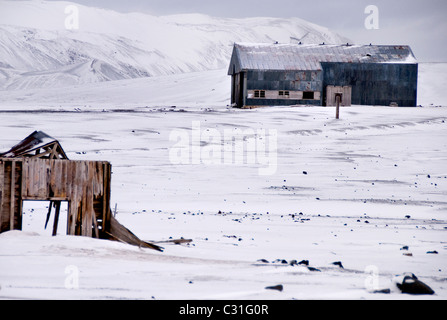 Ein zerstörtes Gebäude auf Deception Island in der Antarktis, einer der Überreste der Insel längst verlassenen Walfang Basis Stockfoto