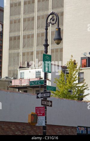 Straßenschilder auf einen Laternenpfahl in Brooklyn, New York Stockfoto