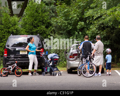 Familie bekommen aus ihrem Auto zu Biken zu gehen Stockfoto