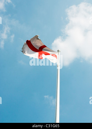 St George Flagge gegen ein strahlend blauer Himmel Stockfoto