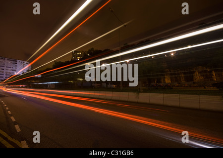 Verkehr in der Nacht unterwegs Stockfoto