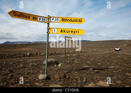 STRAßENSCHILD AUF DEN PFADEN DER KERLINGARFJOLL BERGE BEFINDET SICH IN DER NÄHE VON ROUTE F35 AUS KJOLUR, HOCHLAND VON ISLAND, EUROPA Stockfoto