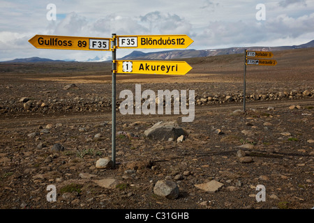 STRAßENSCHILD AUF DEN PFADEN DER KERLINGARFJOLL BERGE BEFINDET SICH IN DER NÄHE VON ROUTE F35 AUS KJOLUR, HOCHLAND VON ISLAND, EUROPA Stockfoto