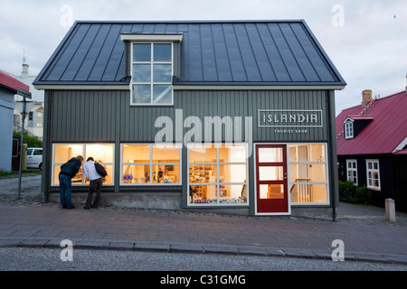 TOURISTEN VOR EIN SOUVENIR-SHOP IN REYKJAVIK, DIE HAUPTSTADT VON ISLAND, EUROPA Stockfoto