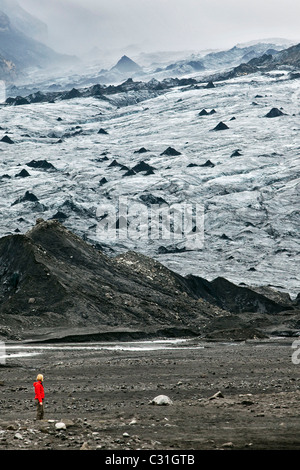 WANDERER AUF DEM MÝRDALSJÖKULL, VIERTGRÖßTE GLETSCHER DES LANDES, SÜDLICHE KÜSTE VON ISLAND, EUROPA Stockfoto