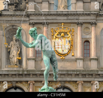 Antwerpen / Antwerpen, Belgien. Brabo-Brunnen (1887: Jef Lambeaux) am Grote Markt - Rathaus (Stadhuis) dahinter Stockfoto