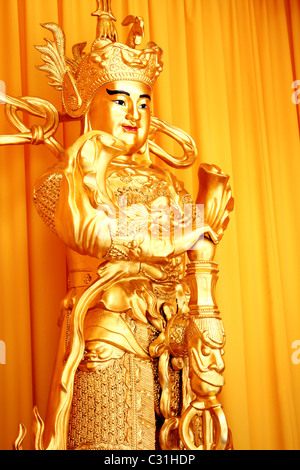 Gold Buddha und Goldstoff in China Stockfoto