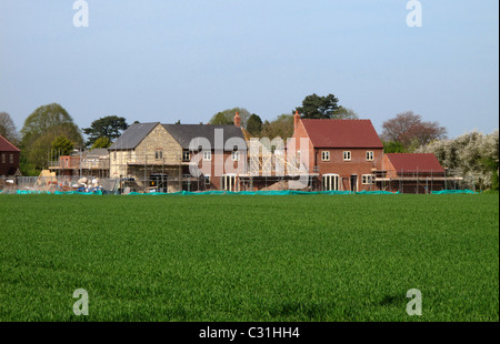 Neue Häuser gebaut auf ehemaligen Ackerflächen, Warwickshire, England Stockfoto
