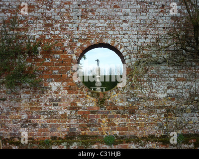 Ornamente, gesehen durch Loch in Wand Stockfoto