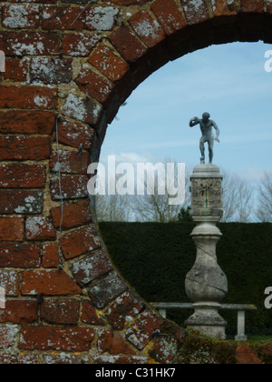 Ornamente, gesehen durch Loch in Wand Stockfoto