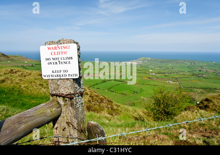 Schild Achtung Wanderer nicht zu klettern über den Zaun wegen Gefahr von hohen Klippen Stockfoto