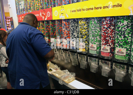 BONBONMASCHINE IN EINEM MM-STORE, TIMES SQUARE, MIDTOWN MANHATTAN, NEW YORK CITY, NEW YORK STATE, USA Stockfoto