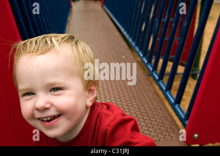 Eine glückliche Kleinkind spielen auf einem Spielplatz in Alameda, Kalifornien Stockfoto