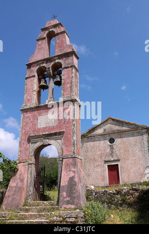 DIE ALTE KIRCHE VON PALIA PERITHIA, GEISTERSTADT IN DEN BERGEN VON KORFU, GRIECHENLAND Stockfoto