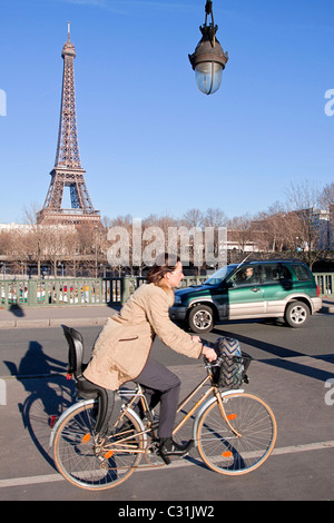 RADFAHRER DER BIR-HAKEIM-BRÜCKE UNTER DEM WACHSAMEN AUGE DES EIFFELTURMS, PARIS, FRANKREICH Stockfoto