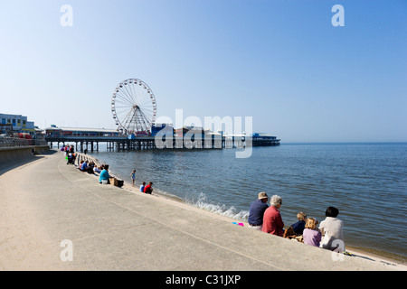 Touristen an der Küste in der Nähe von Central Pier im April 2011 während der Osterferien, Blackpool, Lancashire, UK Stockfoto