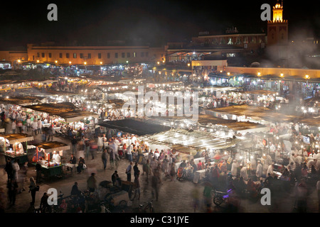 OPEN-AIR-RESTAURANTS UND DER ABENDMARKT PLATZ DJEMAA EL FNA, MARRAKESCH, MAROKKO Stockfoto