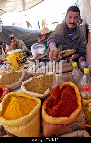 EIN VERKÄUFER VON BUNTEN GEWÜRZEN AUF DEM BERBER TAHANAOUTE, AL HAOUZ, MAROKKO Stockfoto