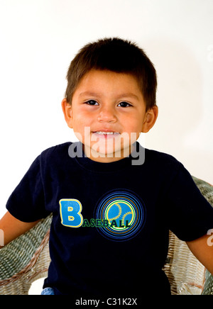 4-5 Jahre alten Hispanic junge portrait Blickkontakt HERR © Myrleen Pearson Stockfoto