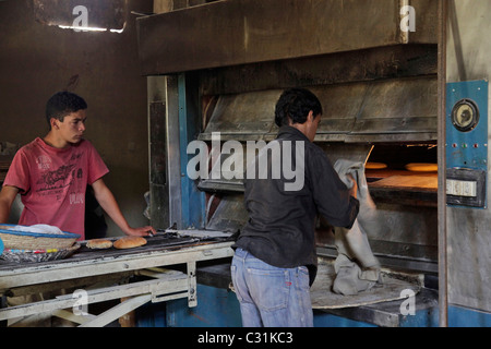 BROTBACKOFEN IN BERBER DORF VON OUTGHAL (OUTGUAL), AL HAOUZ, MAROKKO Stockfoto