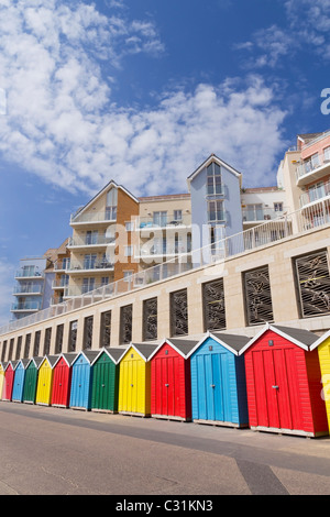 Boscombe Honeycombe Strand Bournemouth Meer Blick Wohnung Wohnungen mit lebendigen Grundfarbe Strandhütten, angesehen vom Meer Stockfoto