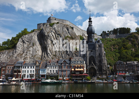 Die Kathedrale, die Zitadelle und die Restaurants neben der Maas bei Dinant, Wallonien, Belgien. Stockfoto