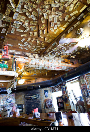 Unterzeichnet von einem Dollar-Scheine an der Decke und Wände des westlichen Bar geheftet Stockfoto