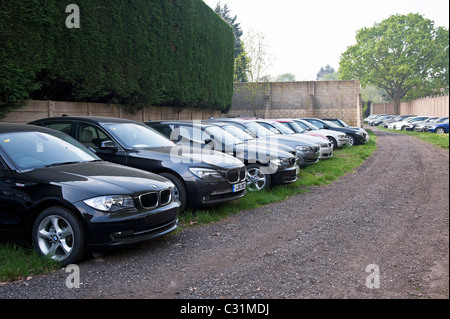 Diese BMW und Mini Automobile sind von einem großen Händler an einem geheimen Ort in Surrey, England, UK gehortet. Stockfoto