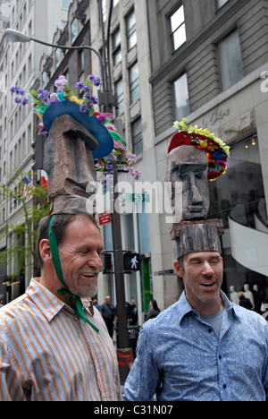 Teilnehmer tragen Statuen der Osterinsel als Hüte in den Easter Parade auf der 5th Avenue in New York Stockfoto